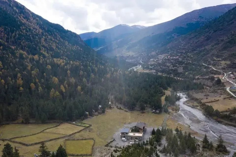 汉庭酒店|住进松潘这处特色民宿，与雪山对话，感受童话森林的魅力