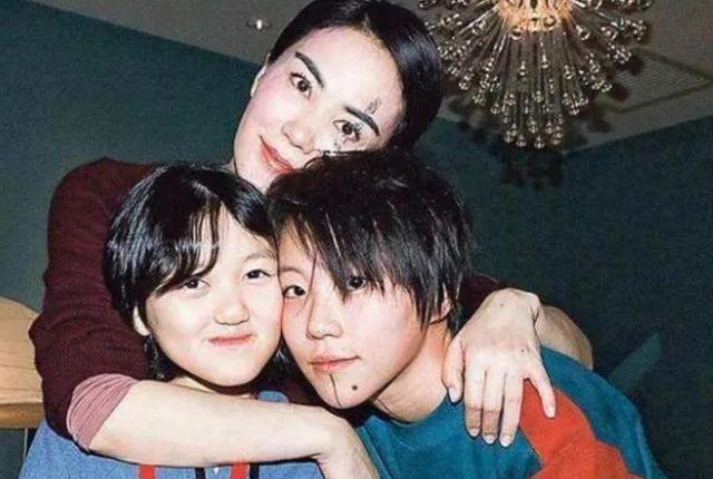 王菲|王菲私下照片曝光,脸部状态不如从前,毕竟她已经53岁