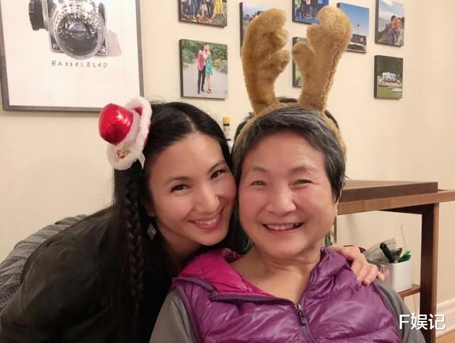 原子鏸|郑佩佩女儿原子鏸晒一家三口温馨全家福为儿子庆祝1岁生日