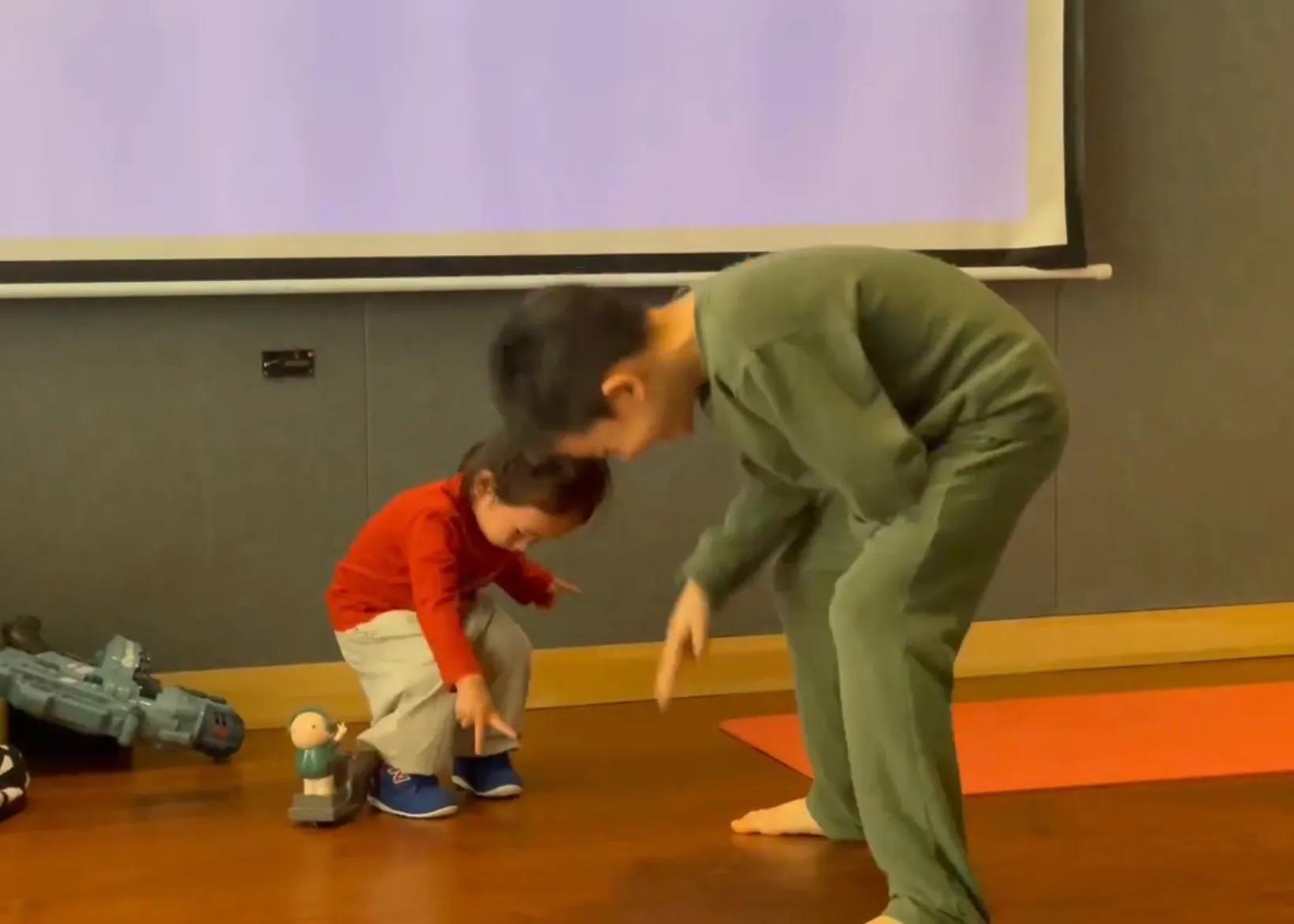 陈小春|陈小春俩儿子跳舞萌态十足,hoho像迷你版jasper,父子仨共用一张脸