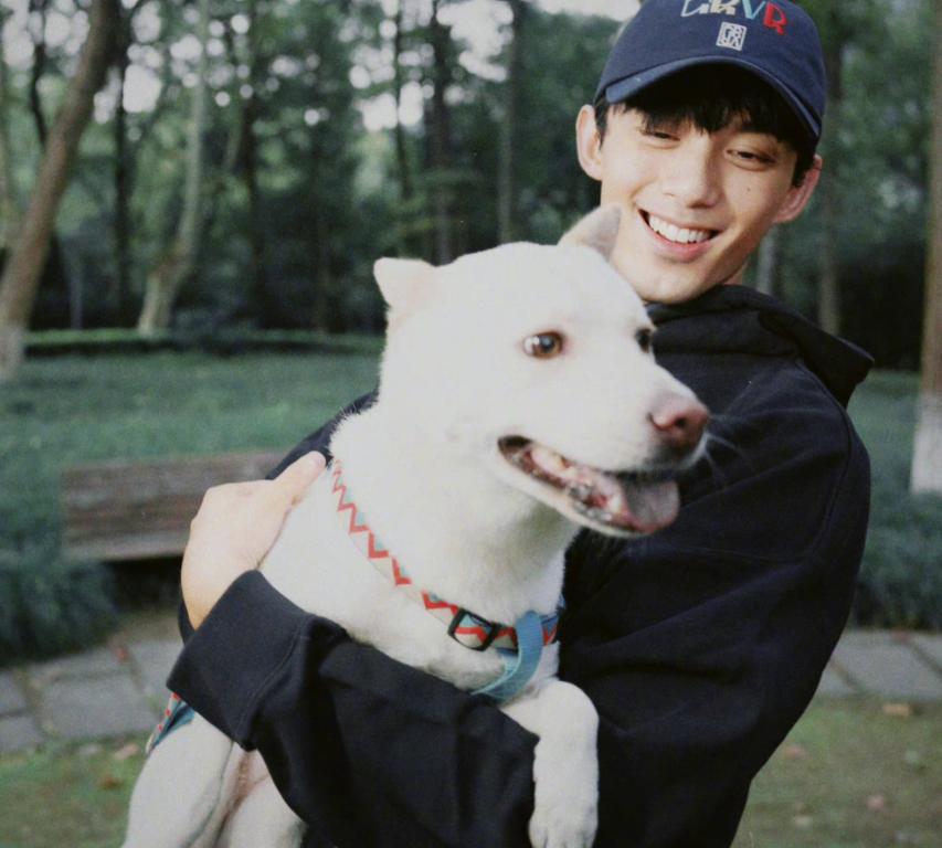 吴磊|吴磊说日渐抱不动小北了，六宫格随拍，拍戏随行、一起上杂志封面