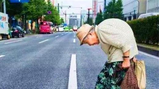 喜丧：86岁老人在杂物间吃药自杀，撕开国人人性的“遮羞布”