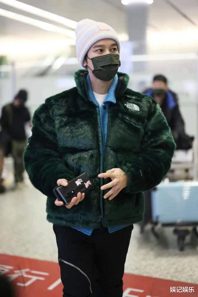 Angelababy|baby戴婚戒放闪后,又穿黄晓明衣服现身,高调撒糖太甜蜜