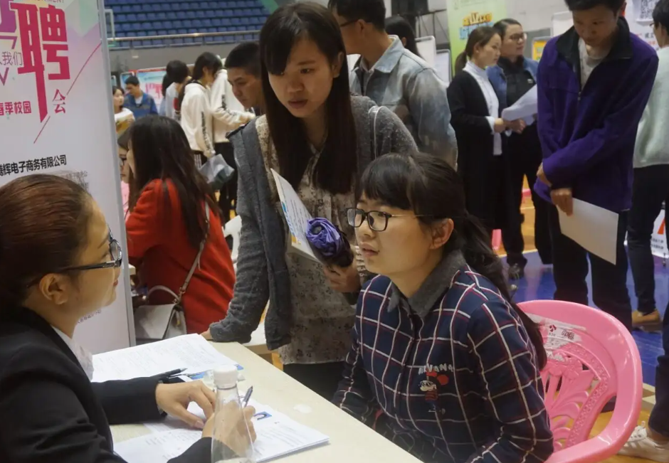 大学生|为什么不敢讨价还价？老板亲自面试，体会到普通家庭毕业生的无奈