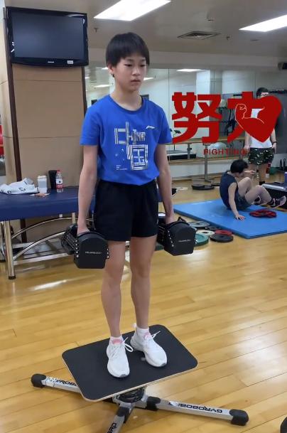 张雨霏|体坛卷起来！全红婵、张家齐高难度训练，张雨霏花式上楼梯