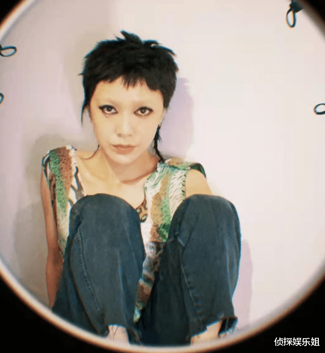 郭采洁|看不懂时尚!36岁郭采洁挑战“无眉”造型,朋克妆被嘲像外星人