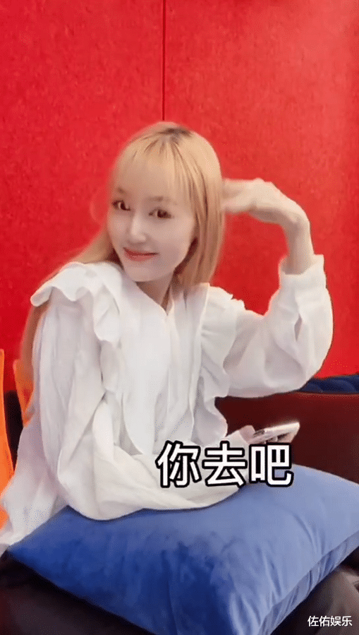 马蓉|马蓉再晒美照模样大变，金色头发似混血，与小狗互动超有趣