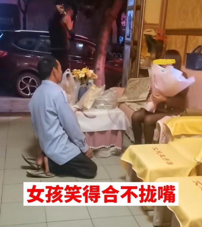 江苏:大爷捧花跪地向女孩表白,足疗店女孩面露喜色:两人差30岁