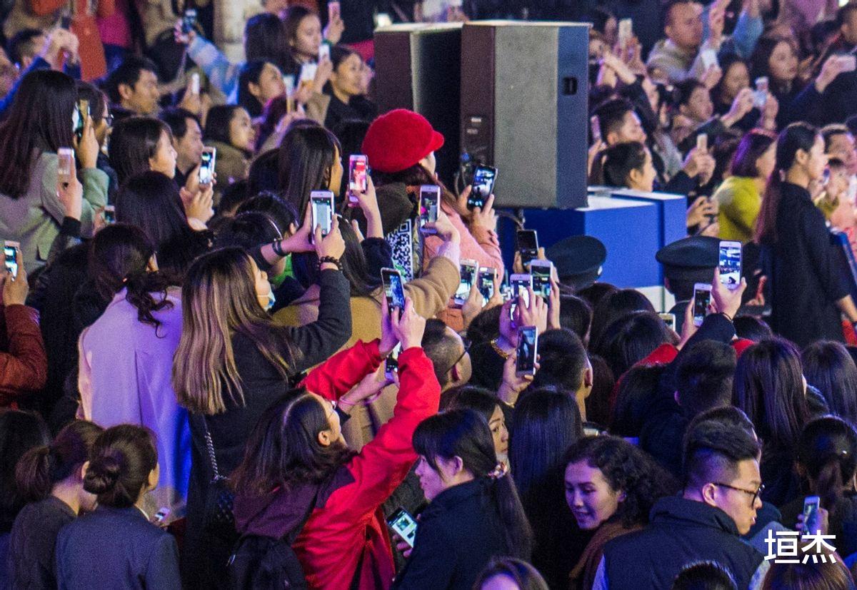 张小斐|爆火的张小斐被彻底“打回原型”，这是当今娱乐圈的最大的“悲哀”