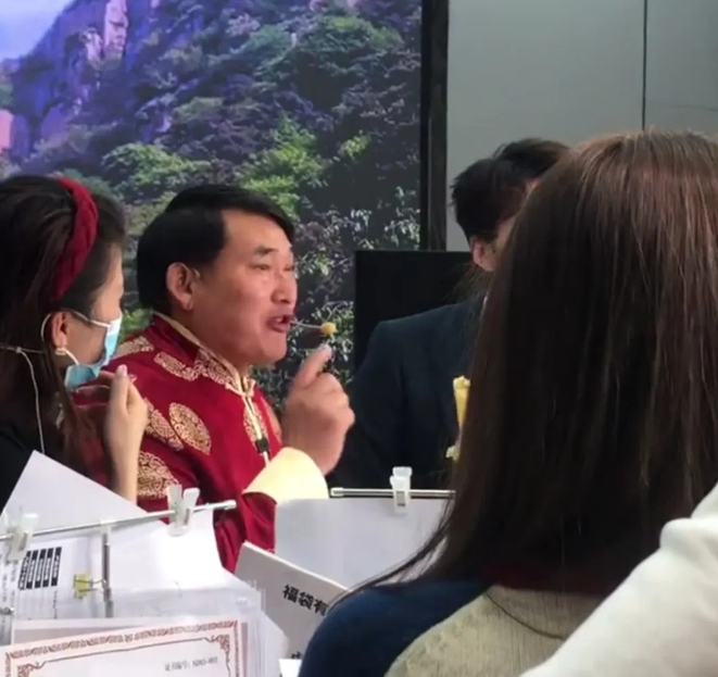 朱之文|大衣哥为家乡代言大煎饼，一口气能吃两个，前儿媳被曝已找新男友