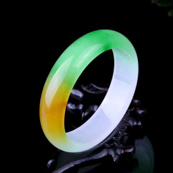 翡翠|三彩翡翠是如何形成的？