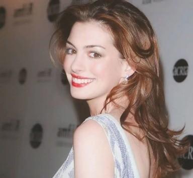 安妮·海瑟薇|安妮海瑟薇动了谁的奶酪?为什么美到令人惊叹,却又被全美黑惨