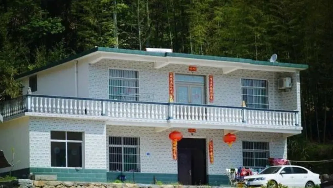 风水先生说：“家开青龙门，赛过祖宗坟。”