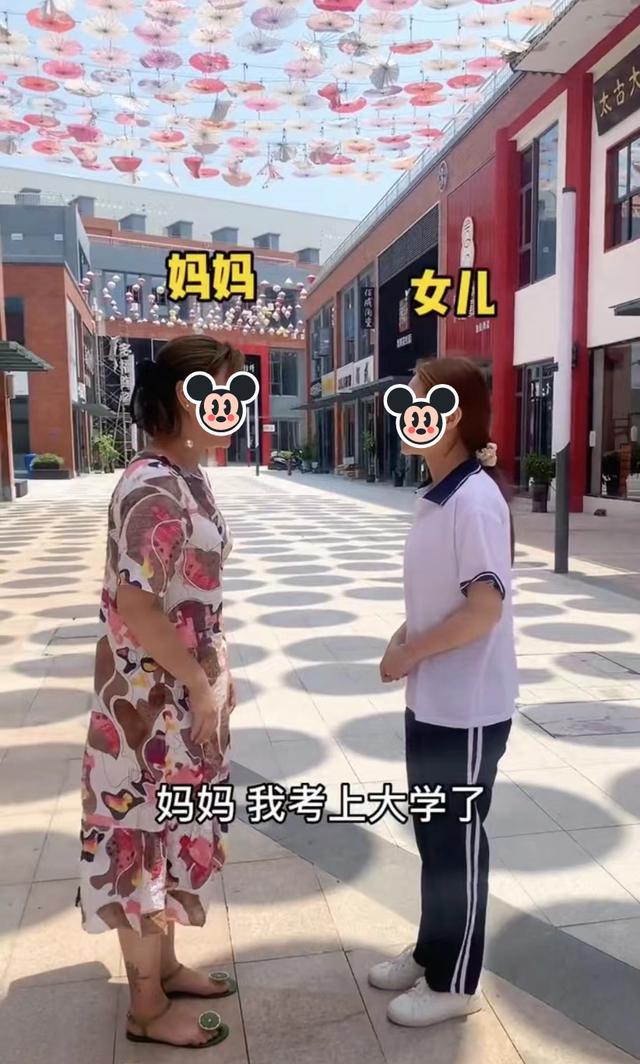 女子去找妈妈要学费被继父看见，他把钱拿回去：又不是我的女儿