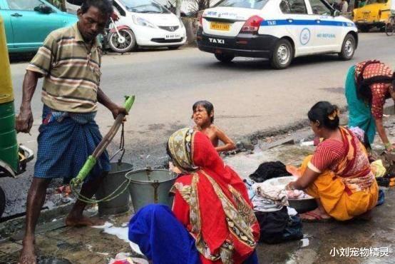 中国美女到印度旅行，看到公厕后迷茫了：直呼要回家