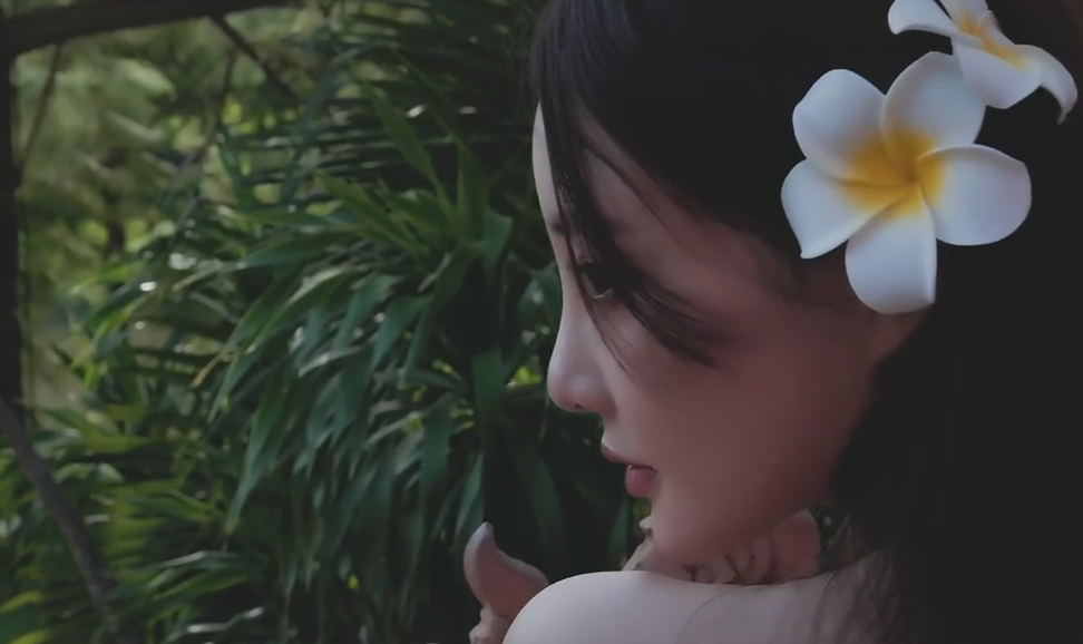 李小璐|41岁女演员李小璐去庙里修行，浓妆淡抹、穿着暴露被嘲借佛作秀