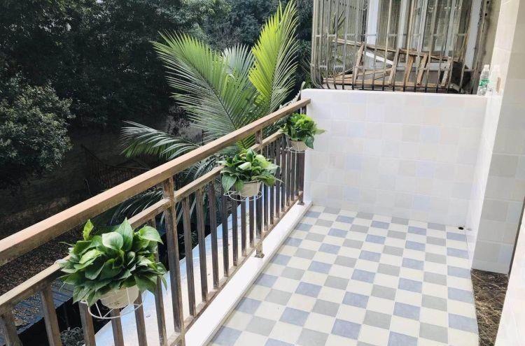 参观装修公司100㎡样板房，电视墙设计真亮眼，当即拍板签订合同