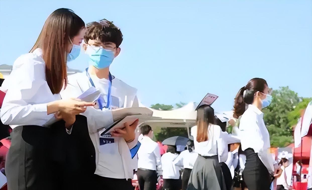 大学|中铁三局招文员，报名门槛和面试地点引热议，负责人的回应很迷惑