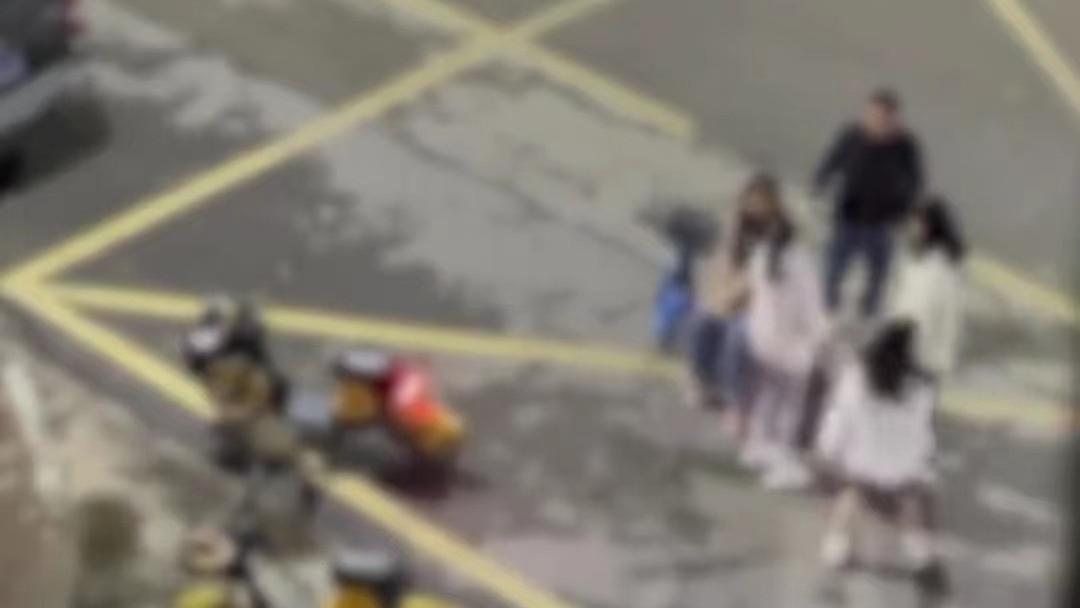 湖北，咸宁。深夜一女子拉着一小女孩不停盘问，小女孩顶了句嘴，没想到女子对着女孩的脸