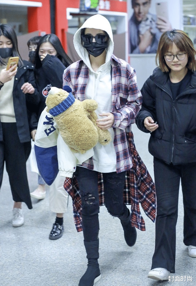 迪丽热巴|迪丽热巴原来是格纹爱好者,黑白配色经典简约,但仍藏不住好气质