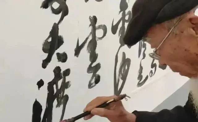 90岁的大爷墙体上写草书,网友惊呼“大隐隐于市”!