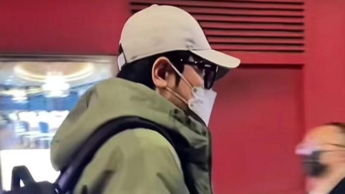 罗嘉良|罗嘉良携妻女回港过年！60岁站街头打扮朴素，已定居北京住别墅