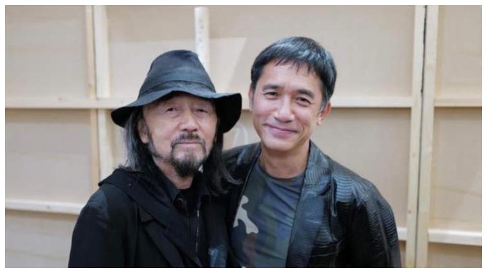 刘嘉玲为梁朝伟庆生,60岁梁朝伟头发花白皱纹深,眼神清澈仍有少年感