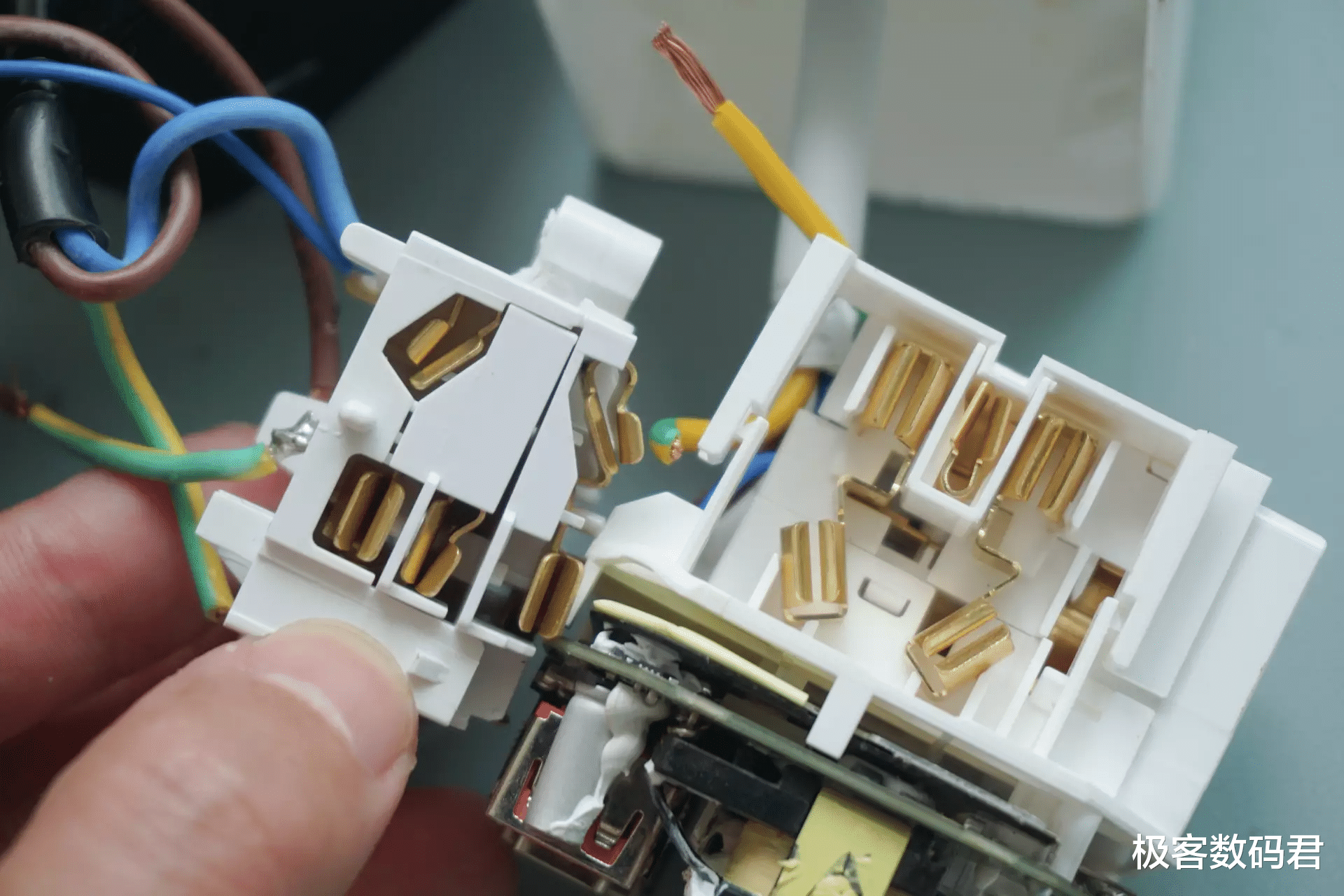 小米科技|公牛插座VS小米插座,谁的做工更好?拆开告诉你答案!