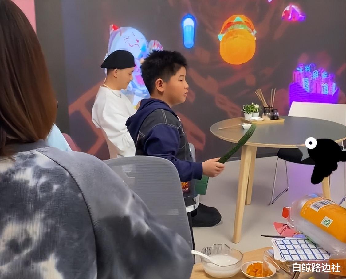 胡可|胡可晒儿子近照引热议！11岁安吉埋头干饭，胖成小肉墩像极了沙溢