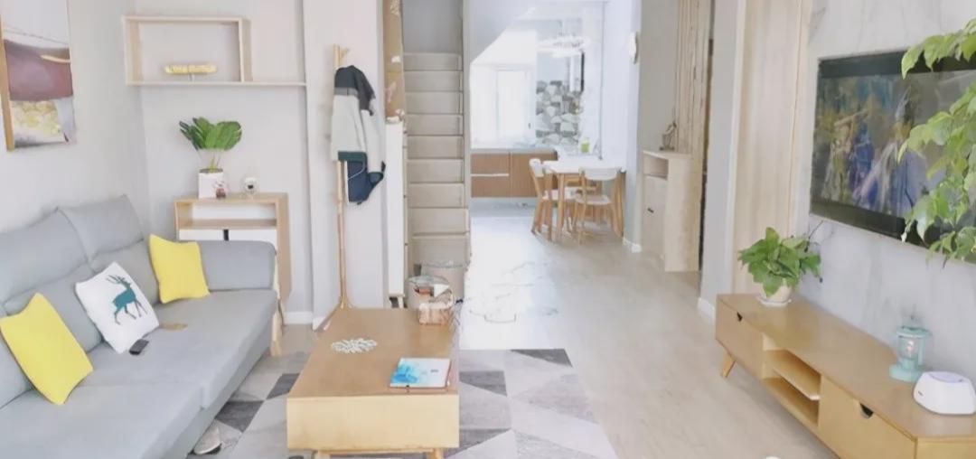 188平顶楼复式送大露台,进门玄关就把人迷住了,最爱客厅和阳台