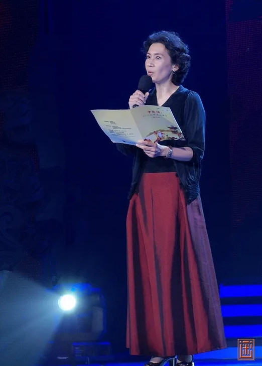 穿衣搭配|64岁肖雄的造型,才发现:穿衣简约、短发微卷,到老都优雅