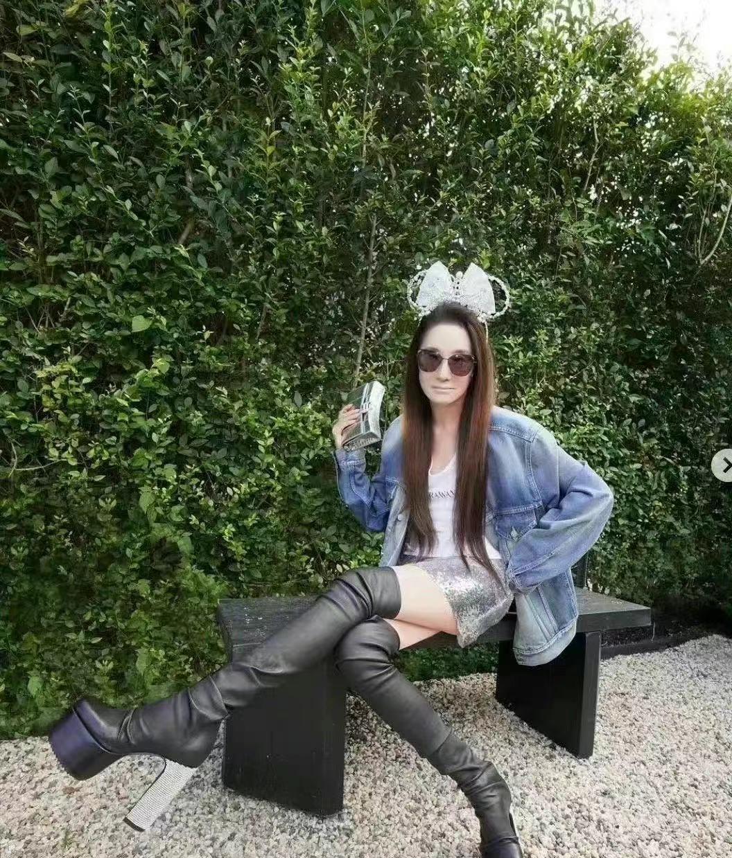 刘晓庆|绝了!46岁的李小冉优雅从容,70岁打羽毛球的刘晓庆生龙活虎