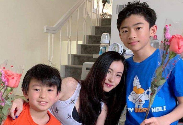 张柏芝|张柏芝不再回避三胎生父，大方晒全家照时，意外曝光三胎生父信息