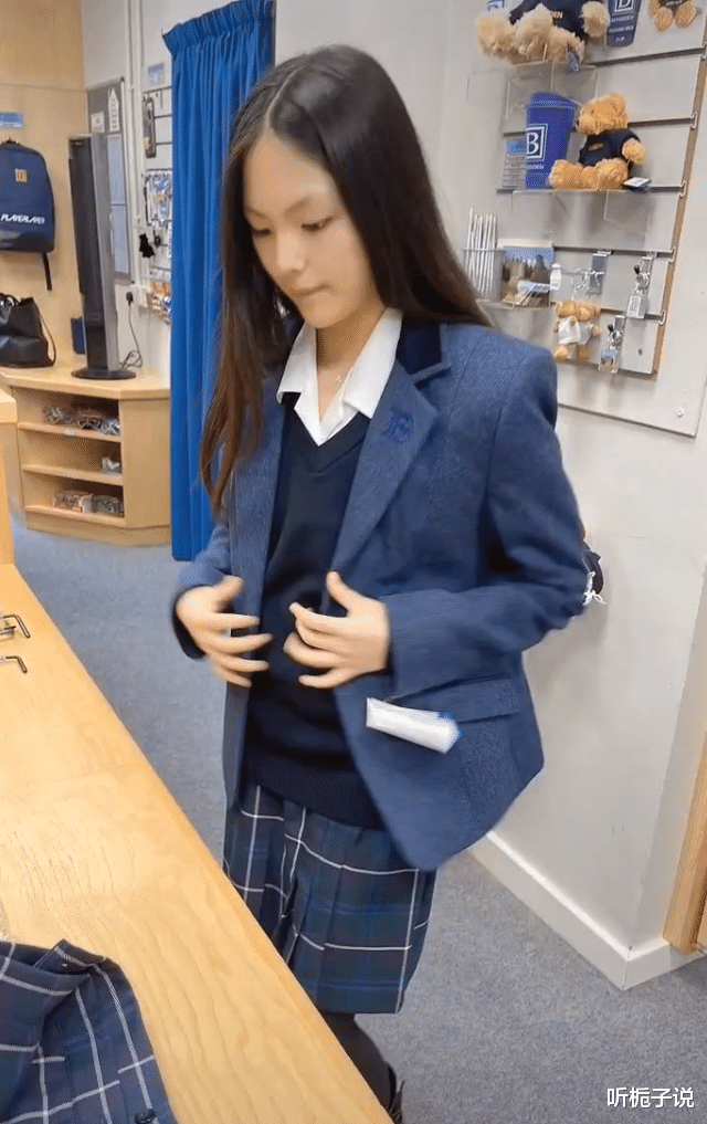 王诗龄|李湘与女儿在英国过春节!现身高档餐厅,王诗龄减重58斤很漂亮