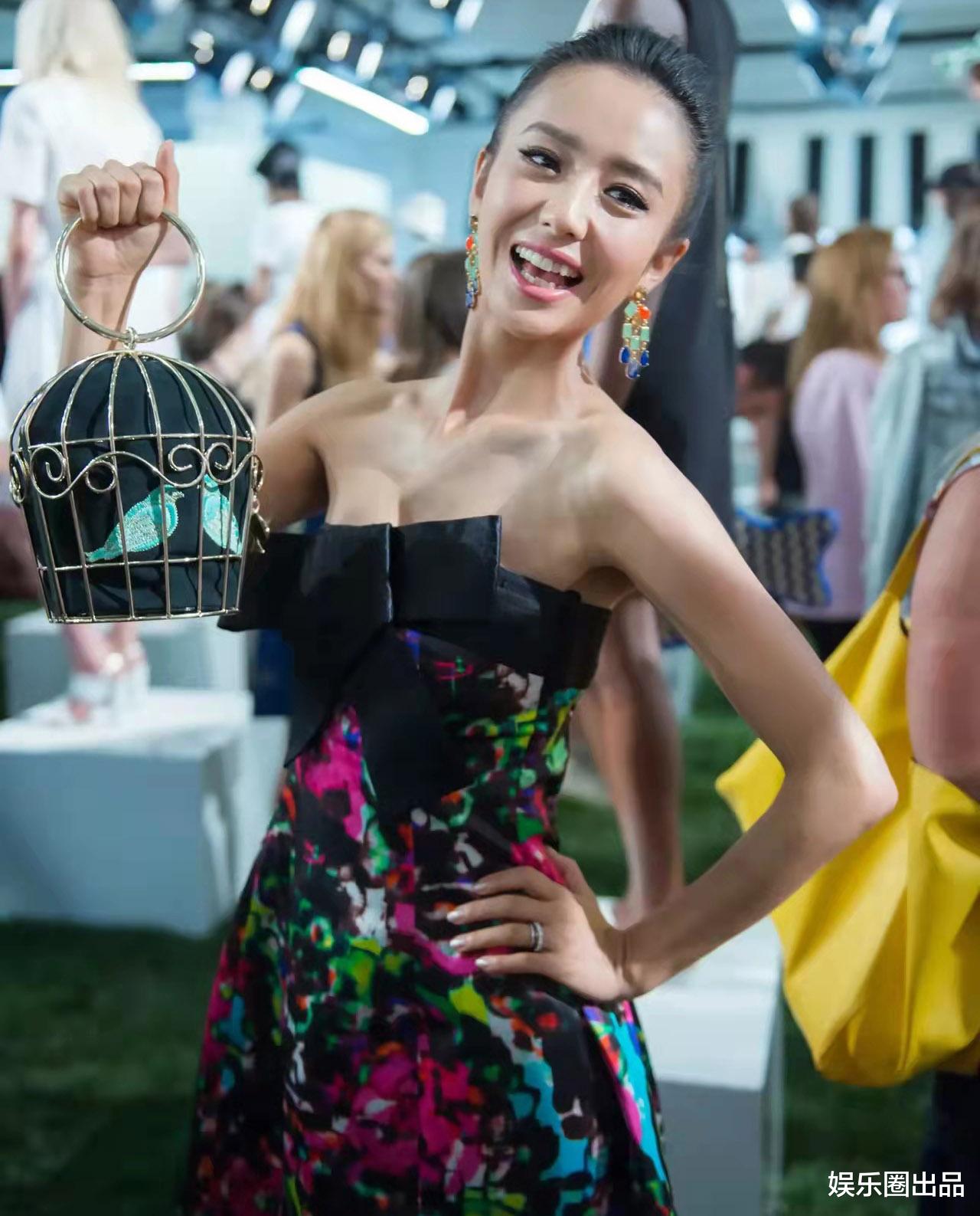 佟丽娅|佟丽娅走秀旧照被翻出,穿印花短裙扎马尾辫,焦点都在她的包包上