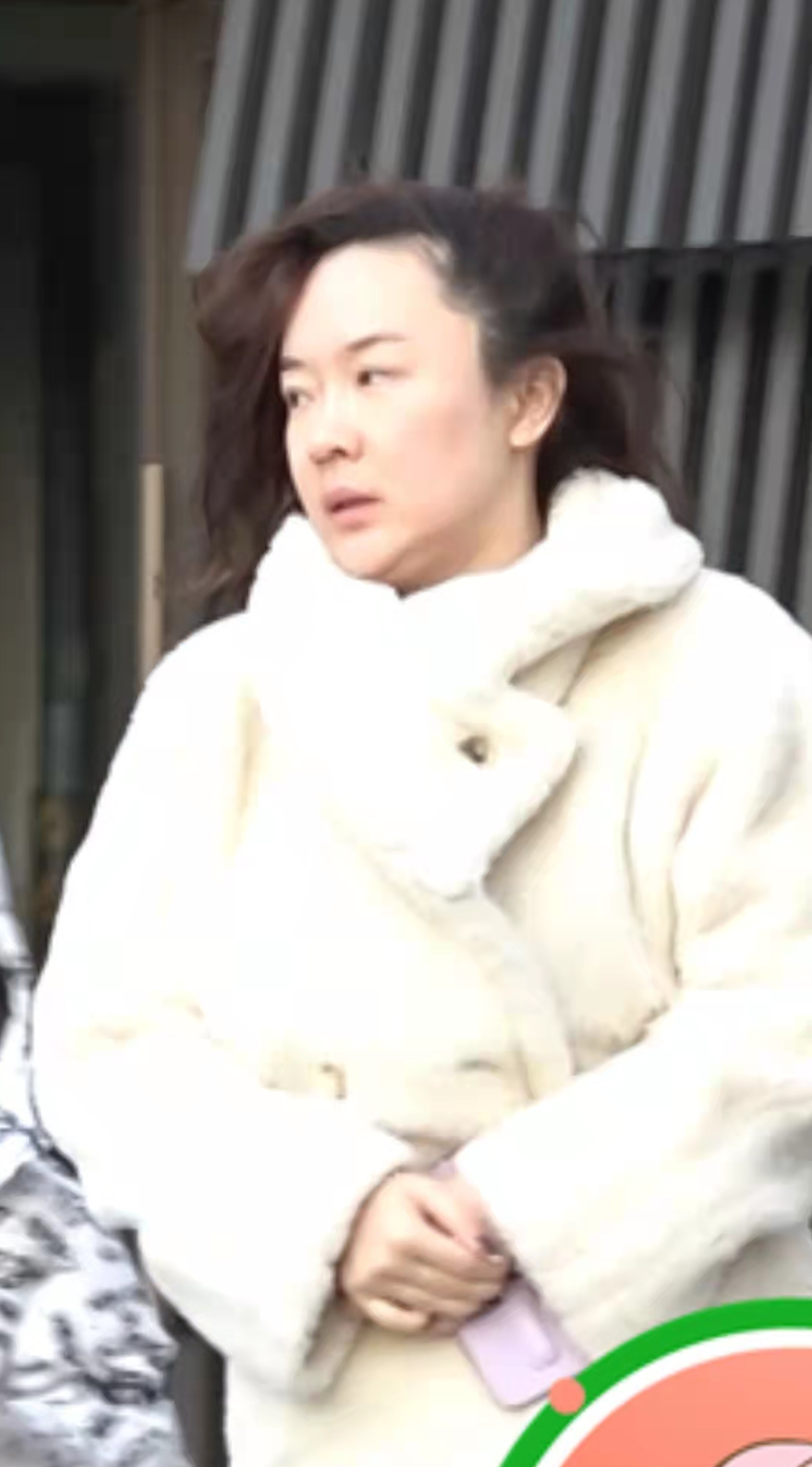 霍思燕|霍思燕与儿子出街打扮太低调，素颜发福被嘲像大妈，发际线成亮点