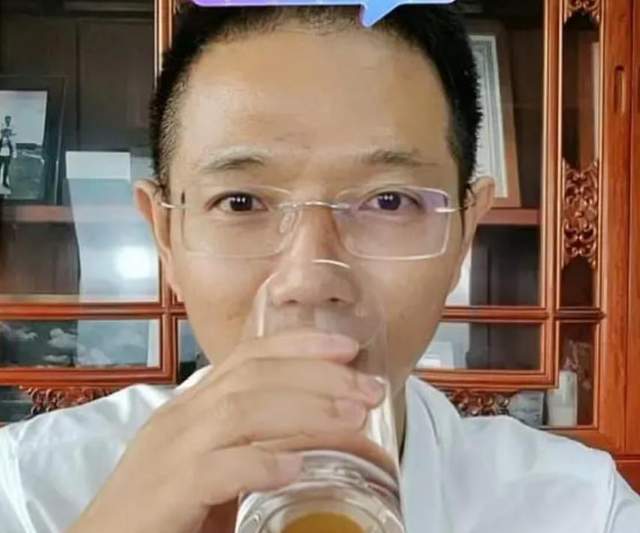 妲己|李圣律师现身直播,直播间亮相状态好,网友猜测是有好事发生