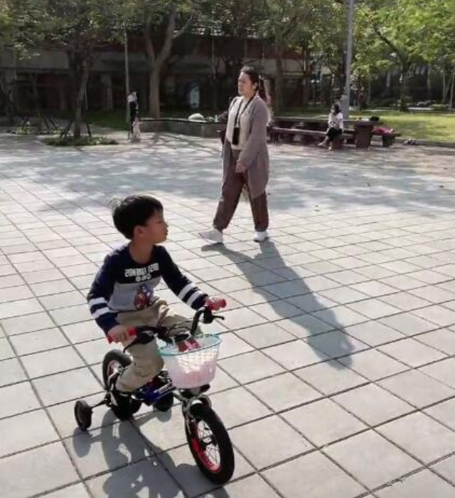 大S|汪小菲儿子露面!6岁汪希箖比心为奶奶庆生,大S与前婆婆关系融洽