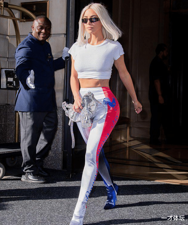 金·卡戴珊|金卡戴珊晒美照，银发染黑+身材曼妙，从“捏脚妹”逆袭成女王！