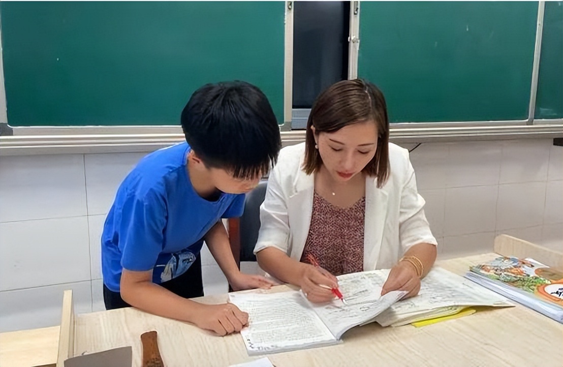 教师|教师成了“围墙”职业，外人觉得光鲜亮丽，内行人却忙着“劝退”