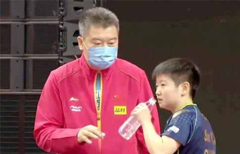 李隼|李隼有多宠爱孙颖莎？摸头捏脸独一份，惹人羡慕的“爷孙情”
