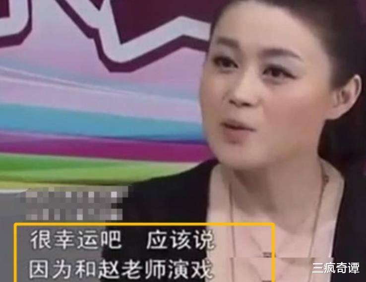 关婷娜|关婷娜秀生活，豪宅内喂羊驼，身材丰满，皮肤白皙，俏皮可爱