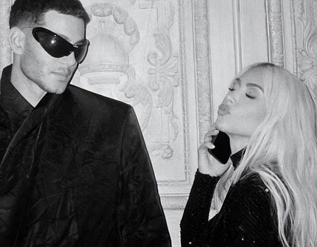 金·卡戴珊|金卡戴珊亮相派对！与男模合影气场丝毫不输，41岁身材宛如18岁