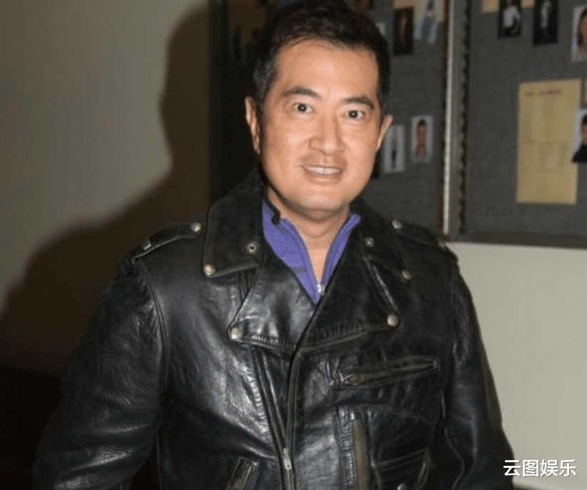 邓梓峰豪宅内景曝光，装修简约有格调，家族资产20亿却开27年旧车