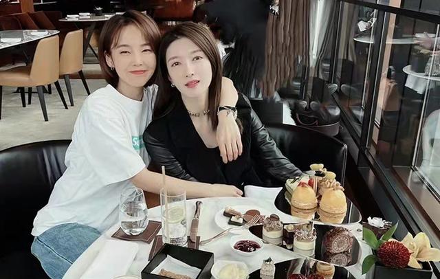 江疏影|江疏影和闺蜜聚餐照曝光，穿搭洋气妆容精致，焦点都在桌子上