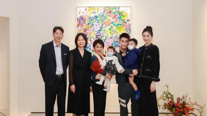 奚梦瑶|何猷君全家福曝光，四太抱着1岁孙女超宠溺，奚梦瑶父母罕见露面