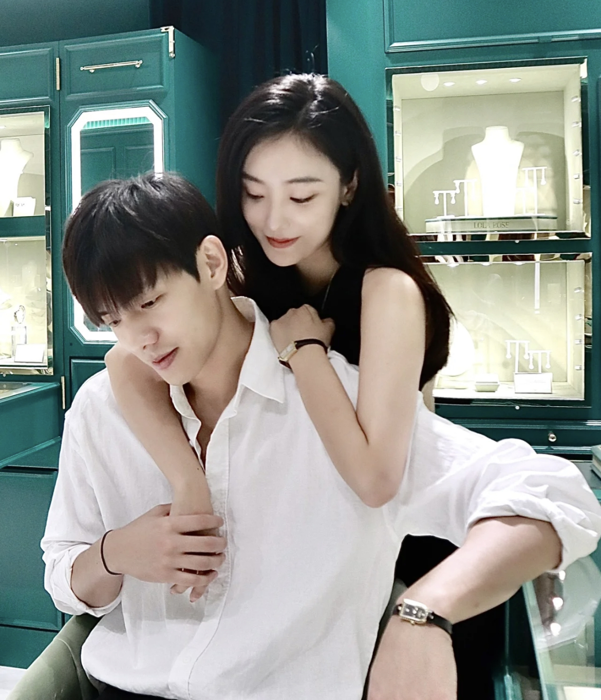 名花有主|“名花有主CP”甜蜜同框，冯雨捧着花满脸幸福，刘名凯真的做到了