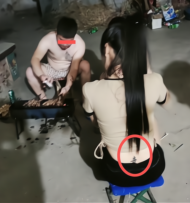 两男一女自家烧烤,各自都有刺青,女子背上纹的字令人无法理解