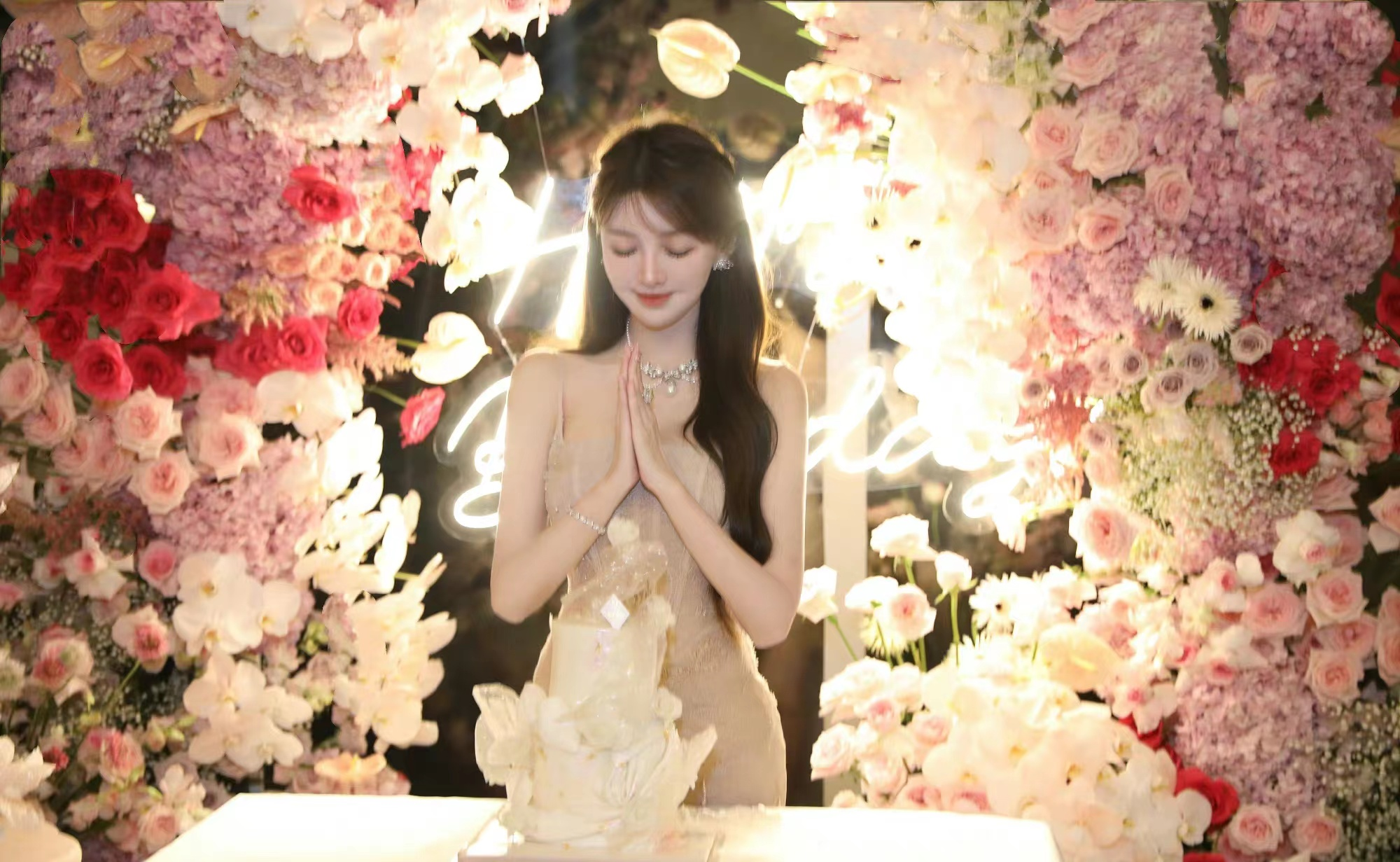 黄晓明|黄晓明疑为绯闻女友庆生，女方晒贺卡署名透露身份，神秘人引猜测