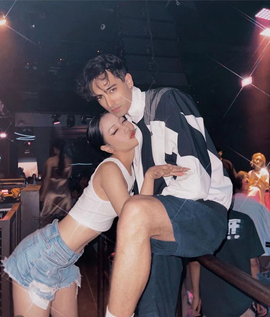 韦唯|?韦唯儿子私生活惹争议，国外和不同异性左拥右抱，举止超安全距离!